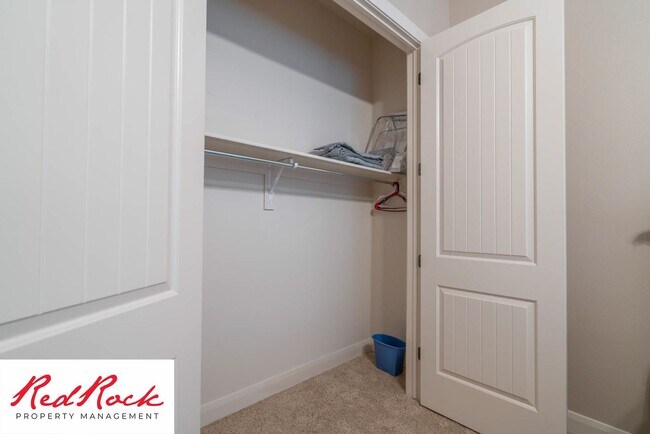 Building Photo - Minimally Furnished home in Little Valley!