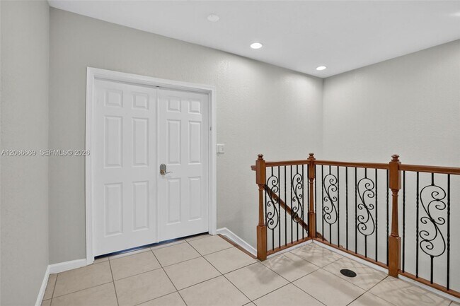 Building Photo - 5337 SW 40th Ave