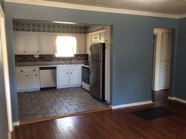 Building Photo - 111 E 12th St