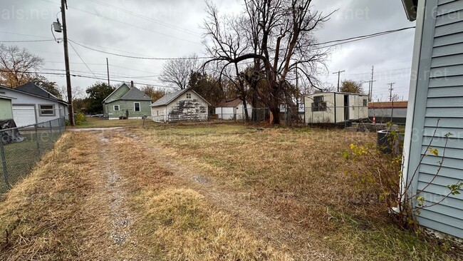 Building Photo - $895 - 3 bed 1 bath - Single Family Home