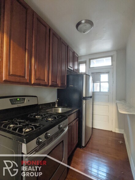 Building Photo - 542 W Surf St