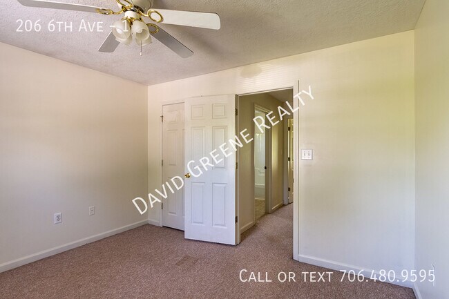 Building Photo - 206 6th Ave