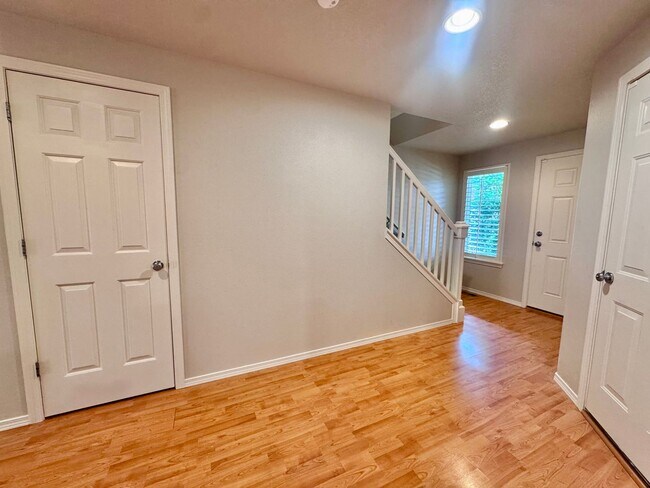 Building Photo - EZ living, Private Townhome setting Central Vancouver