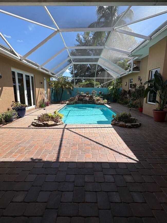 Building Photo - Spacious 3/3.5 3 car garage home in Palm City