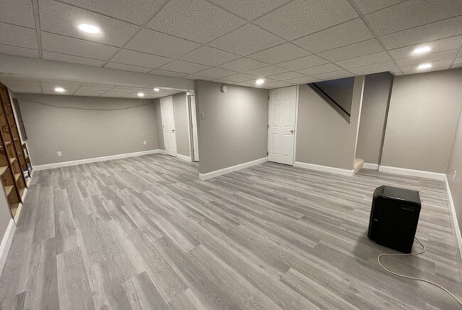 Building Photo - 534 Nicholas Ave