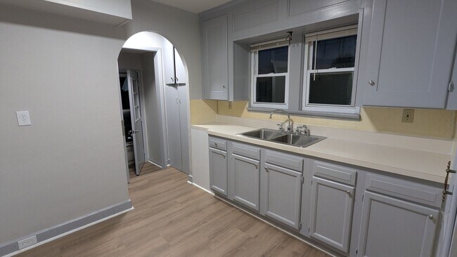 Building Photo - Charming 3 bedroom/1 bath home in the heart of Akron!