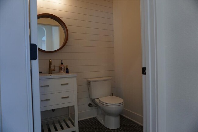 Building Photo - 8604 Capitol View Dr