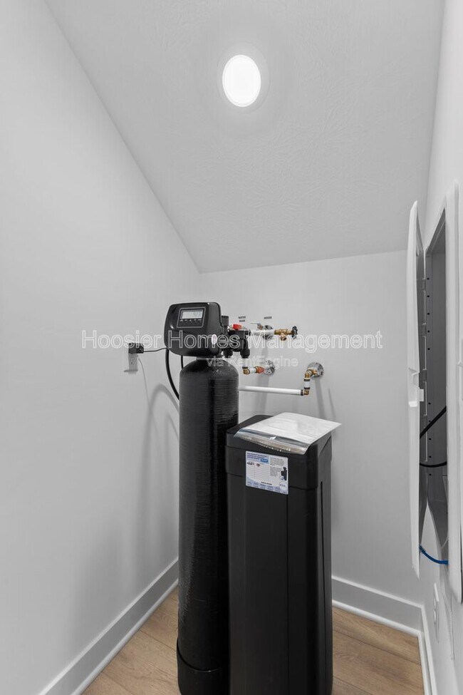 Building Photo - 15274 Farrington Rd