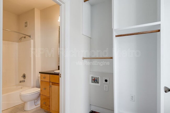 Building Photo - 1321 1/2 E Main St