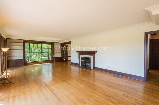 Building Photo - Riverfront Perfection with this Charming 3 Bedroom Lake Oswego Home!