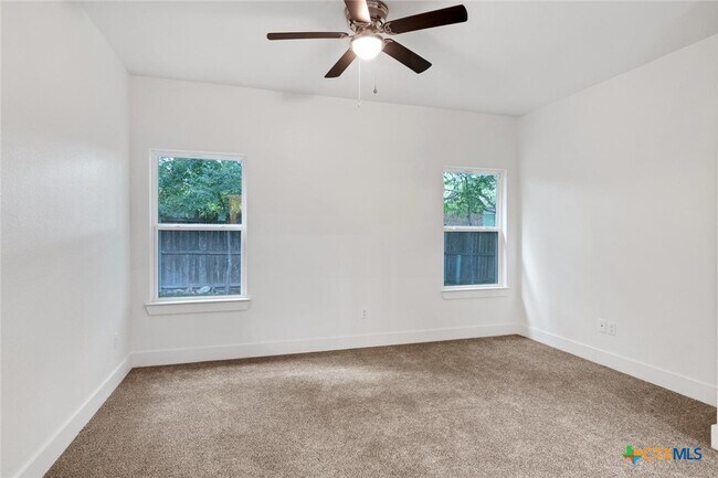 Primary Photo - 1908 Royal Loop