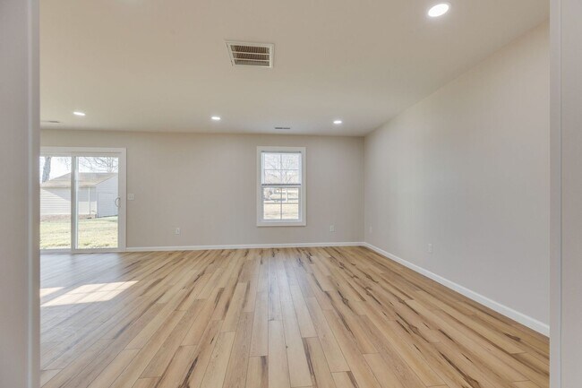 Building Photo - NEWLY BUILT 3 BED/2.5 BATH