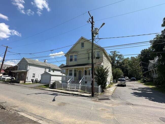 Building Photo - Single Family Home