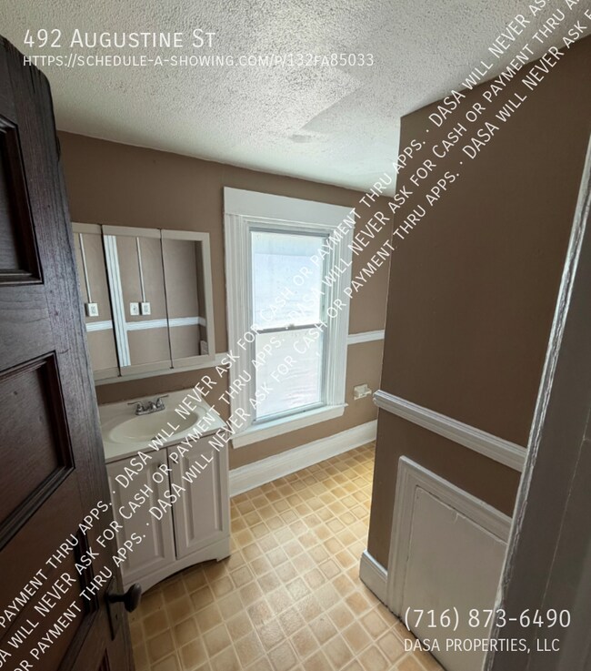 Building Photo - 492 Augustine St