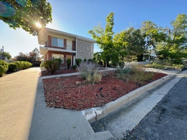 Building Photo - GORGEOUS Avenues Home!!!