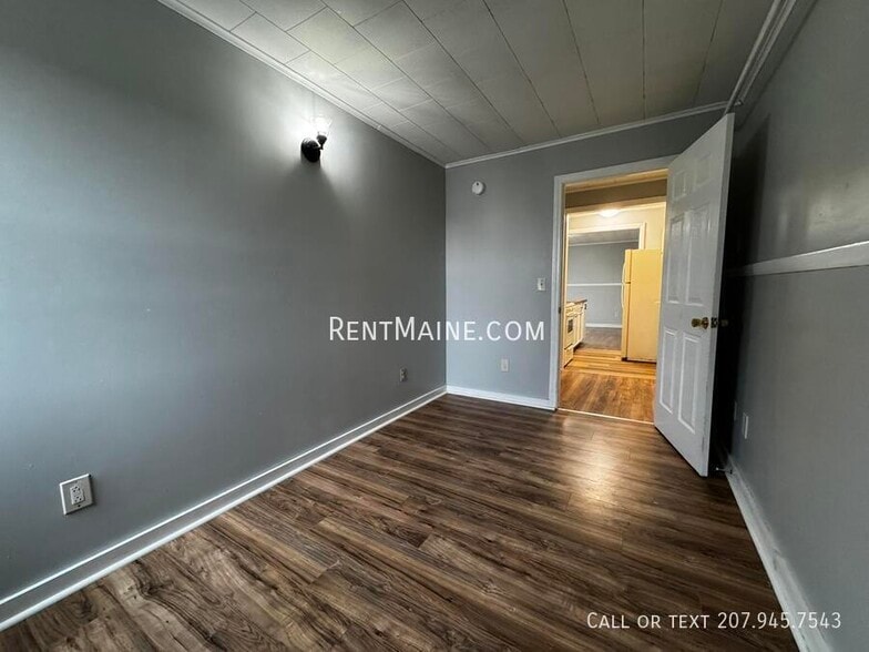 Building Photo - 513 Main St