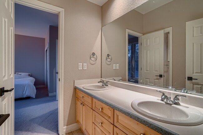 Building Photo - 7046 Forest Ridge Cir