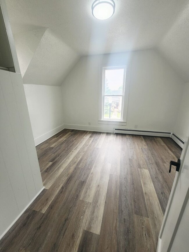 Building Photo - Fully Remodeled 5BR Home with 3-Car Garage...