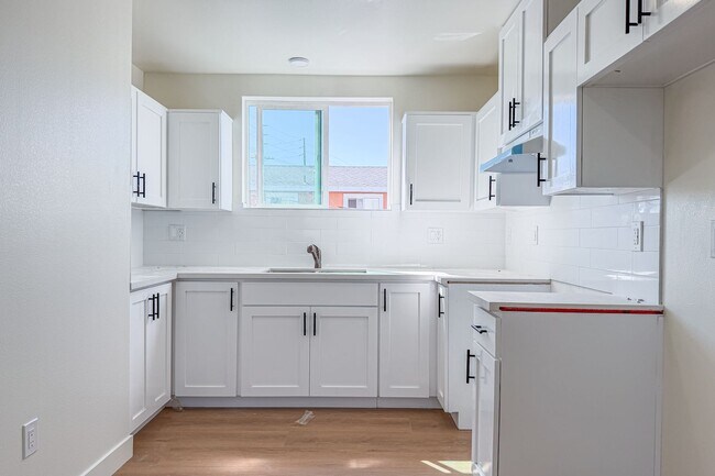 Building Photo - 423 E 31st St