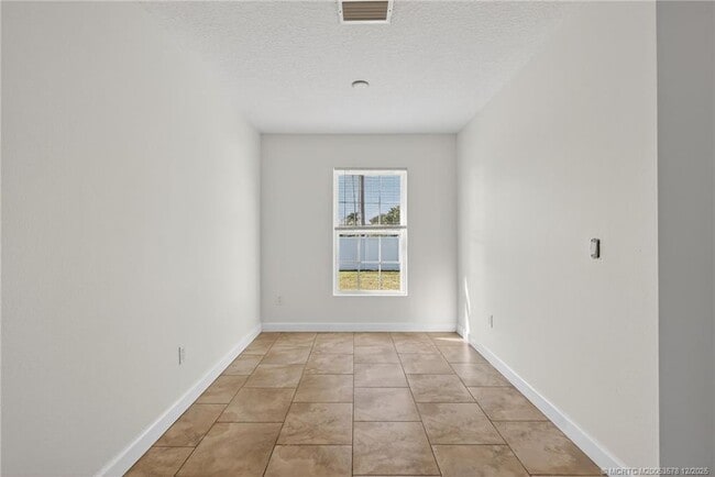 Building Photo - 1855 17th Ave SW