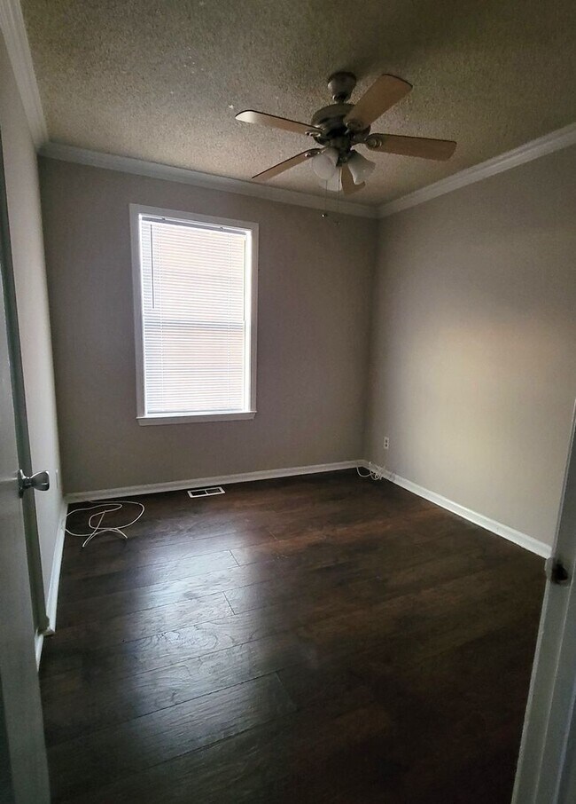 Building Photo - Spacious 3 bedroom house