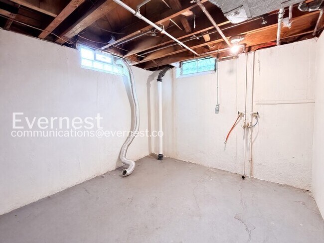 Building Photo - Charming Townhome with Driveway and Street Parking | Pet friendly | Available Now!