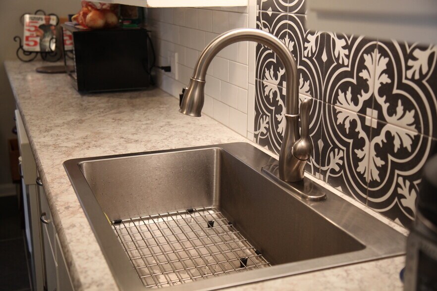 Kitchen sink - 2411 Fortune Avenue