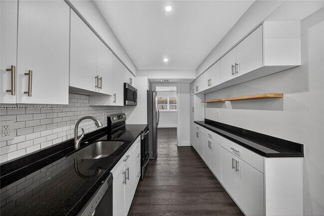 Building Photo - 924 NE 17th Terrace