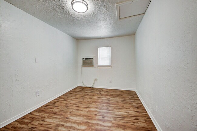 Building Photo - 204 S Stewart Ave