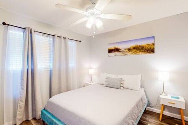 Building Photo - 924 W Beach Blvd