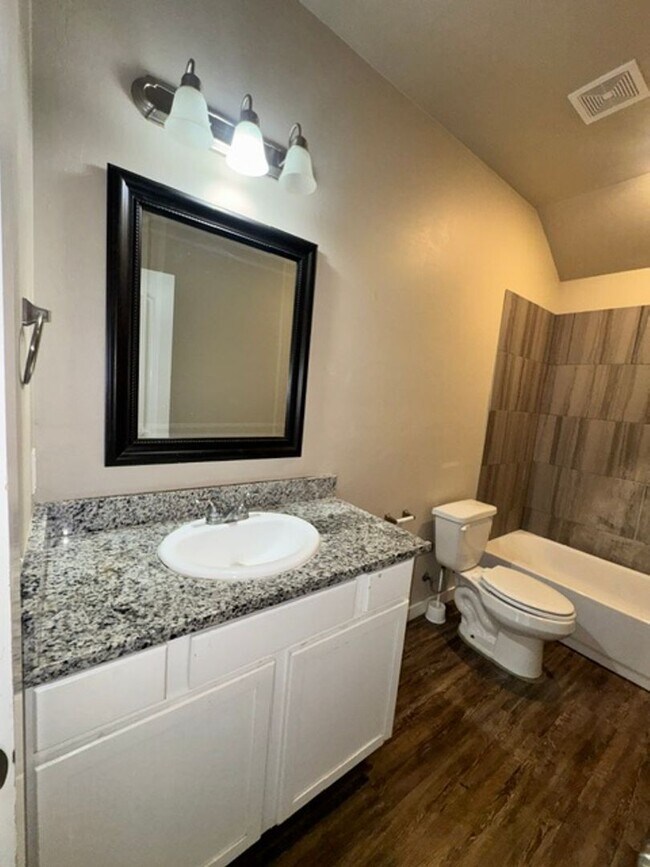 Building Photo - 5204 Oakwood Villa Ct