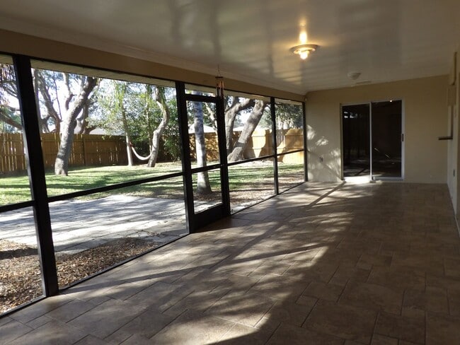 Building Photo - 4 BEDROOM JUST 5 Min to I-4 EXIT 111,  Beautiful Back Yard with  large Screen Porch!