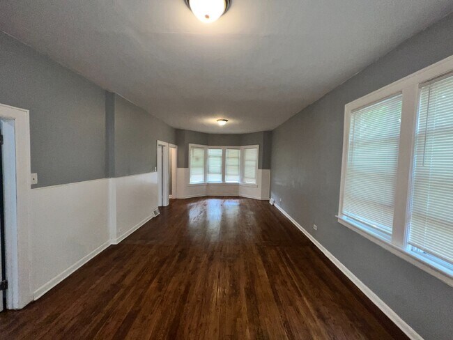 Building Photo - Freshly Renovated 5-Bedroom Home in South Chicago – Available Oct 15