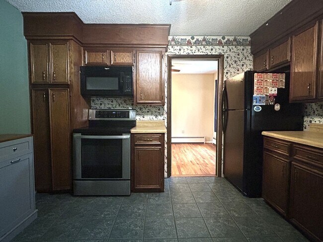 Building Photo - 4/2.5 in Beautiful Warrensville! Lots of S...