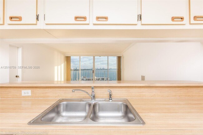 Building Photo - 7601 E Treasure Dr