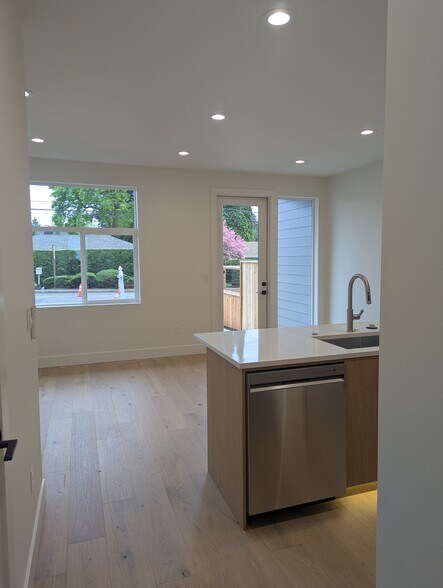 Building Photo - 5041 SE King Rd