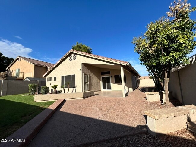Building Photo - 855 N Quail Ln