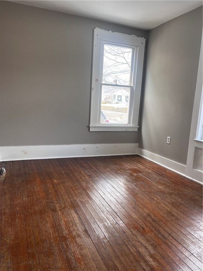 Building Photo - 114 E Main St