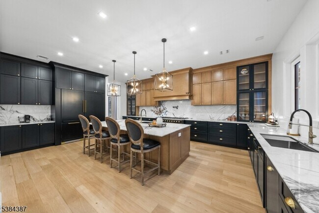 Building Photo - 472 High St