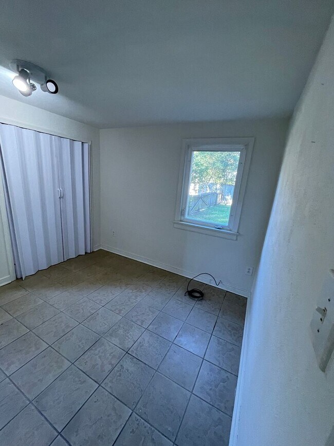 Building Photo - Split Level Home near Willow Lawn