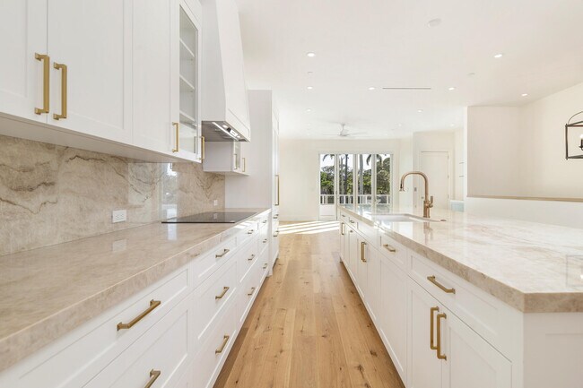 Building Photo - 261 Royal Poinciana Way