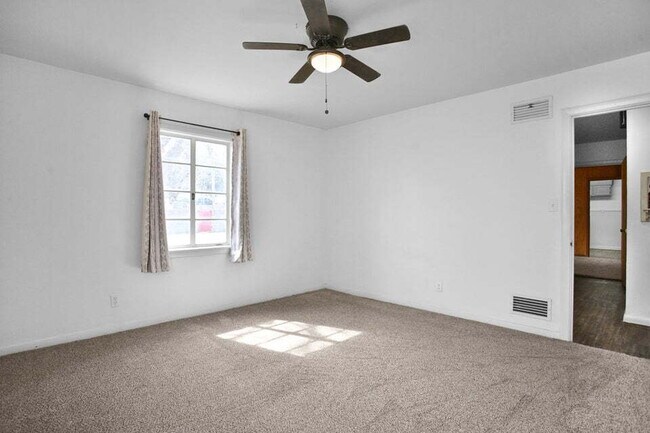 Building Photo - 3/1/1 close to medical and Texas Tech. Neutral colors.. Updated bath