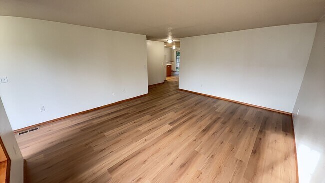 Building Photo - 3 Bedroom 1.5 Bath Home Fenced Yard, Shed & Garage