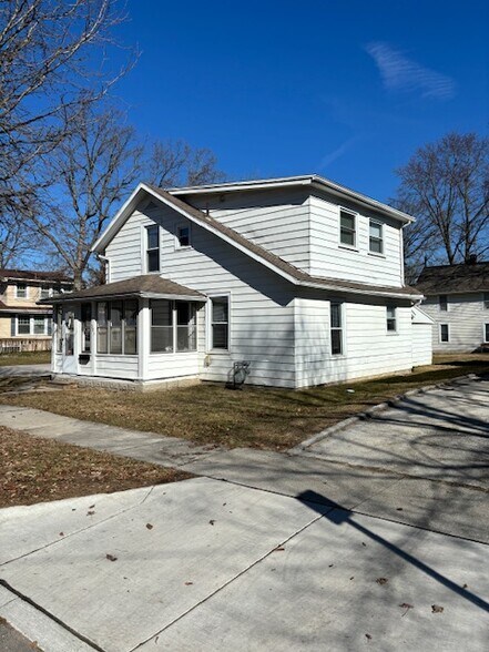 Building Photo - 303 S Summit St