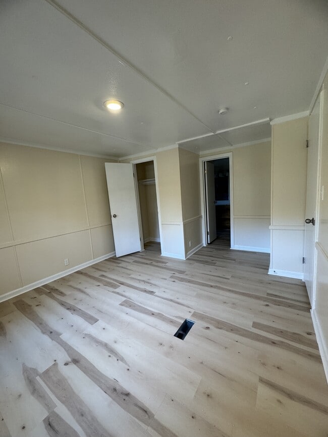 Building Photo - 2717 Hayes Dr