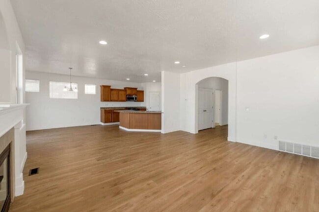 Building Photo - Beautifully Updated 3-Bedroom Home Near Traverse Mountain with Stunning Point of the Mountain Views!