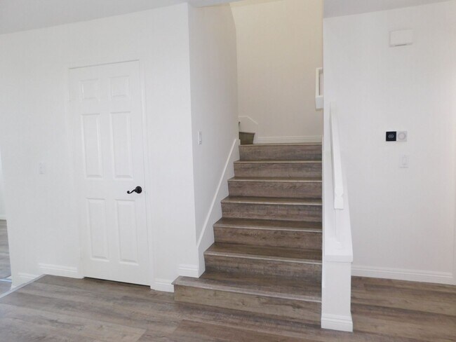 Building Photo - Gated Lake community 2 bed, 2.5 bath home.