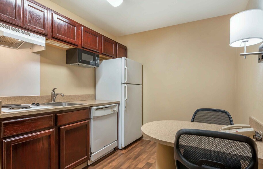 Building Photo - Furnished Studio-Indianapolis - Northwest - I-465