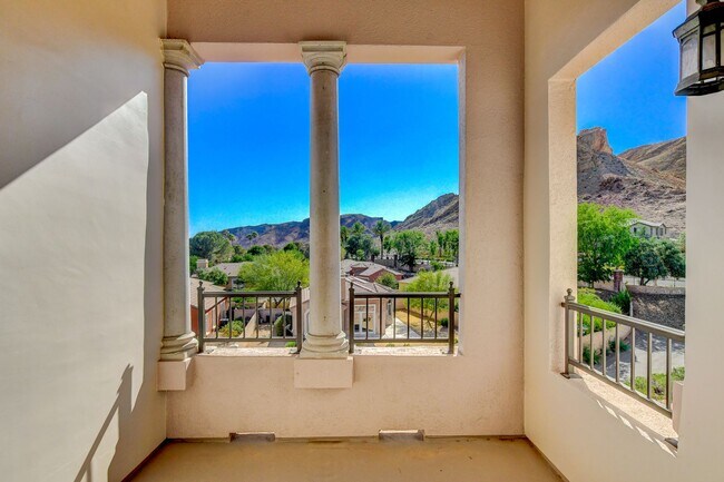 Building Photo - Luxury Resort Style Condo in Lake Las Vegas