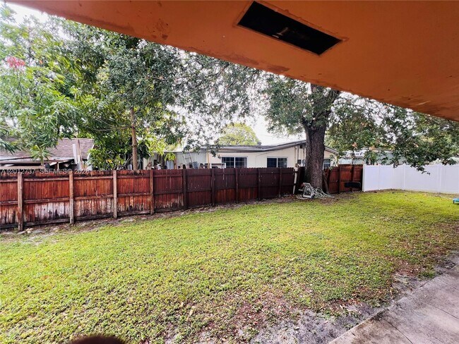 Building Photo - 6143 SW 33rd St
